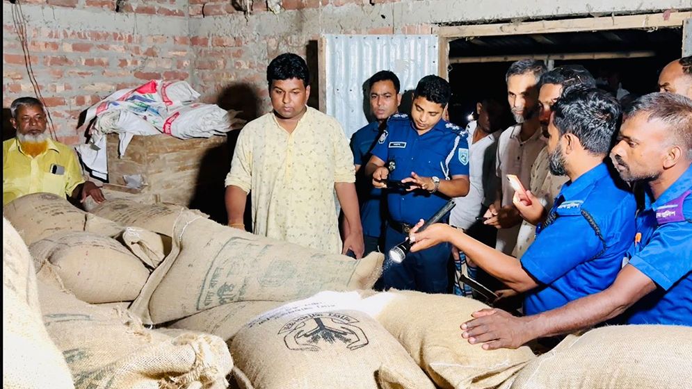 ধান ভাঙার মিলে মিলল ১৮০ বস্তা ওএমএসের চাল