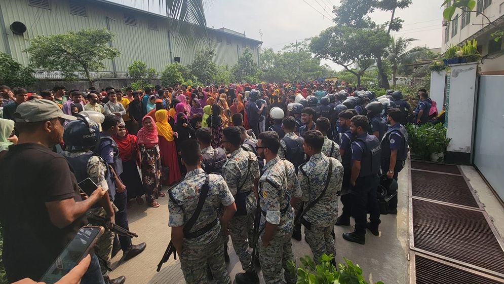 টঙ্গীতে কারখানা বন্ধের প্রতিবাদে শ্রমিক বিক্ষোভ