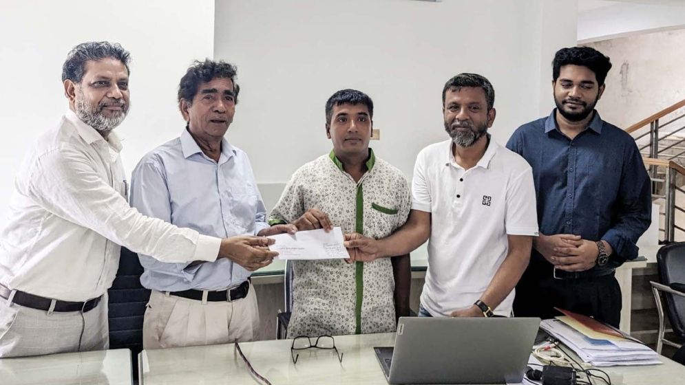 অবশেষে চাকরি পেলেন সেই রিকশাচালক