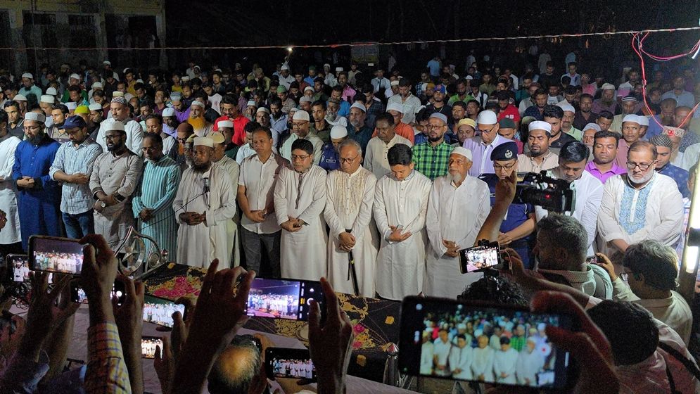 শহিদ বাবার পাশেই  চিরনিদ্রায় শায়িত হলেন লামিয়া, জানাজায় মানুষের ঢল