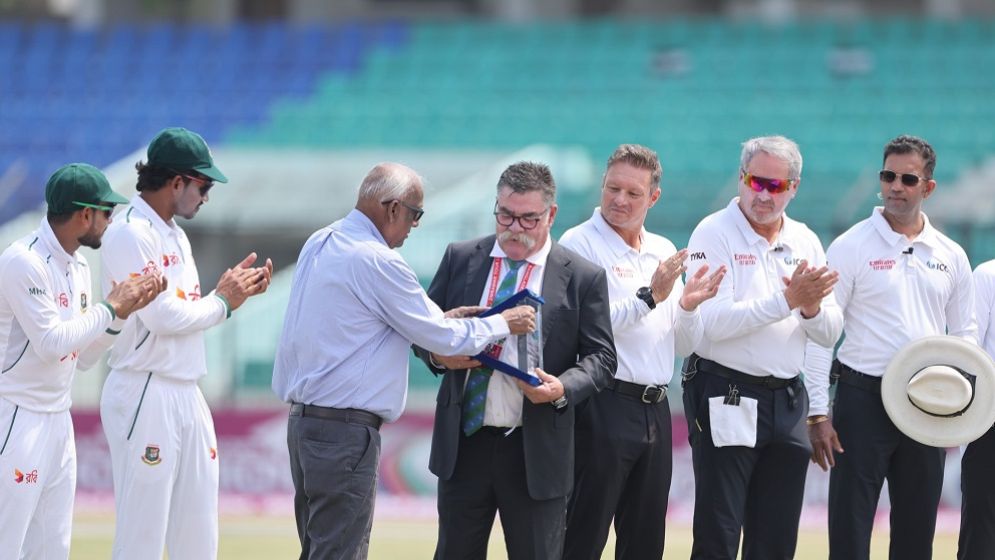 বিদায়ী ম্যাচে সম্মাননা পেলেন ডেভিড বুন