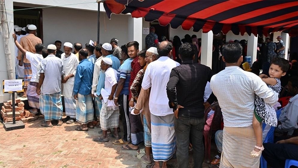 দরিদ্র ও অসহায় মানুষের মাঝে বিনামূল্যে নৌবাহিনীর চিকিৎসাসেবা