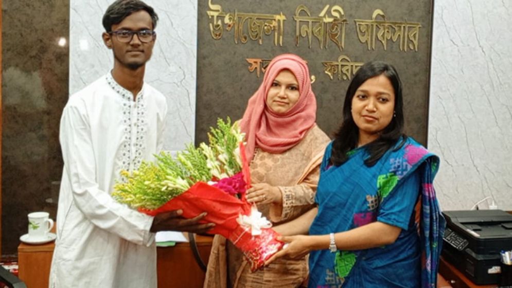 প্যারাগ্লাইডার তৈরি করা সেই যুবককে সংবর্ধনা দিলেন ইউএনও