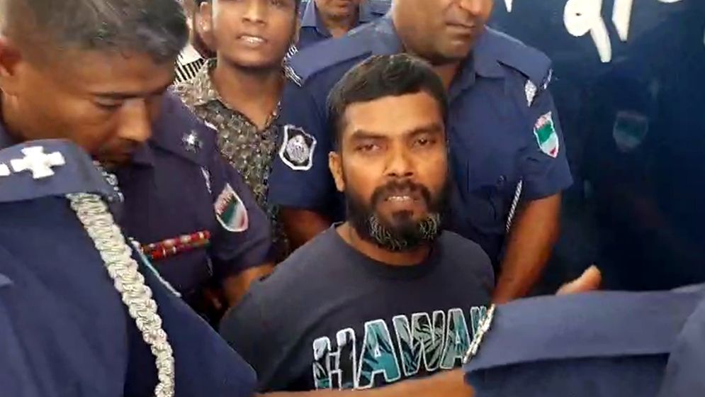 ‘সব কিছু করেছে ছেলের বউ’, আদালতে সাংবাদিক দেখে হিটু শেখ