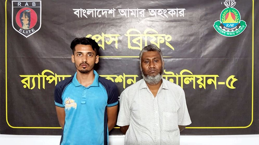 প্রাইভেটকারে পাচার হচ্ছিল এক মণ গাঁজা