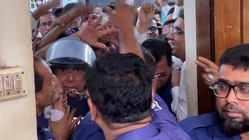 সাবেক আইনমন্ত্রী আনিসুলকে চড়-থাপ্পড়, দৌড়ে রক্ষা পেলেন