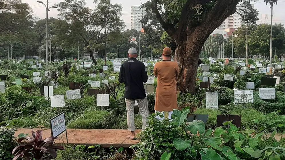 দাফনের পর কতক্ষণ কবরের পাশে থাকতে হয়