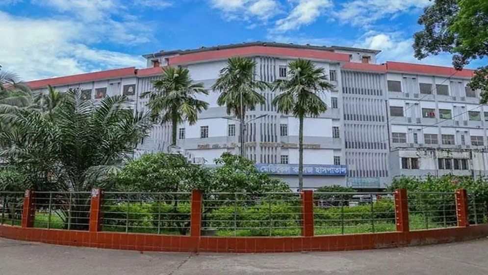 রোগীর স্বজনকে লাথির ভিডিও ভাইরাল, দায়িত্ব থেকে চিকিৎসককে অপসারণ