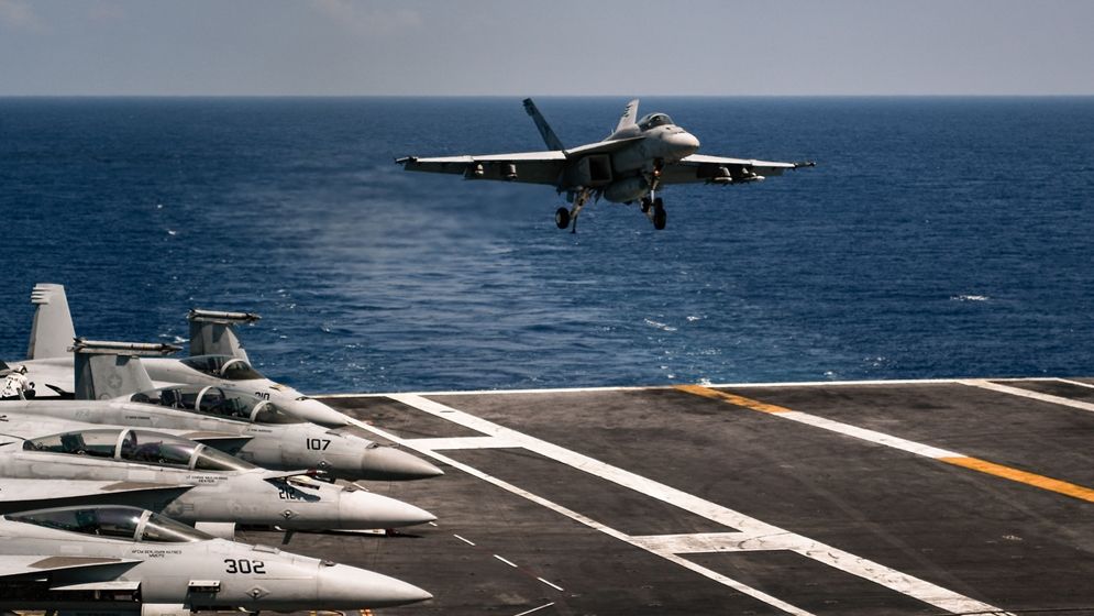 ইয়েমেনে হামলা চালাতে গিয়ে সাগরে ডুবে গেল সর্বাধুনিক মার্কিন যুদ্ধবিমান