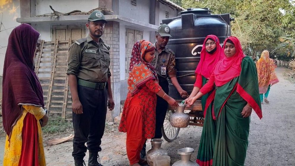 গ্রাম থেকে গ্রামে পানি নিয়ে ছুটে যাচ্ছেন আনসার সাগর