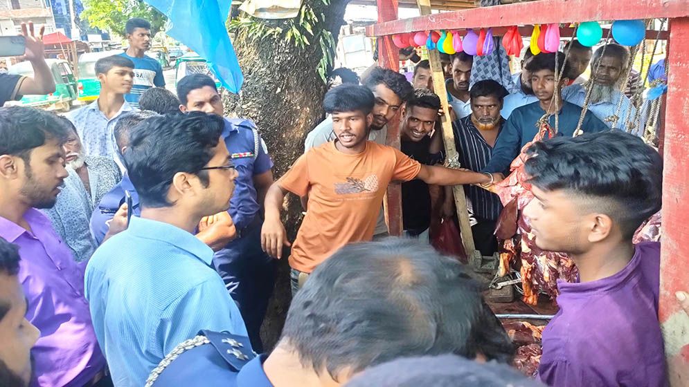 মাংসে রঙ মেশানোর সময় কসাই আটক