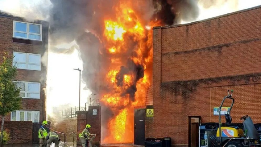 লন্ডনে বিদ্যুৎ উপকেন্দ্রে ভয়াবহ অগ্নিকাণ্ড