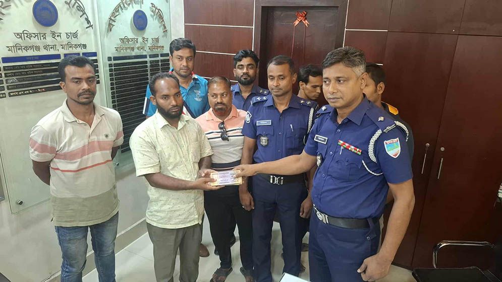 পুলিশের সহযোগিতায় মায়ের চিকিৎসার হারানো টাকা ফেরত পেলেন মনিরুল