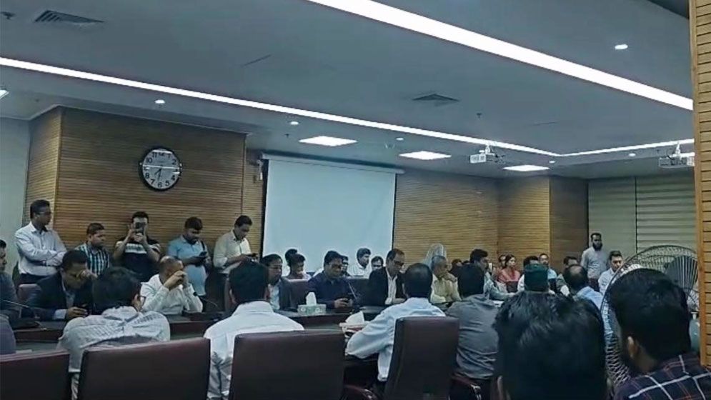 খসড়া অধ্যাদেশ নিয়ে দুই ক্যাডারের কর্মকর্তাদের অসন্তোষ