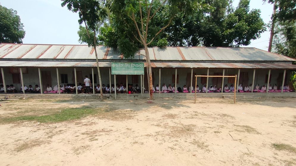 স্থানান্তর নিয়ে দু’পক্ষের দ্বন্দ্বে দুদিন ধরে তালা ঝুলছে স্কুলে