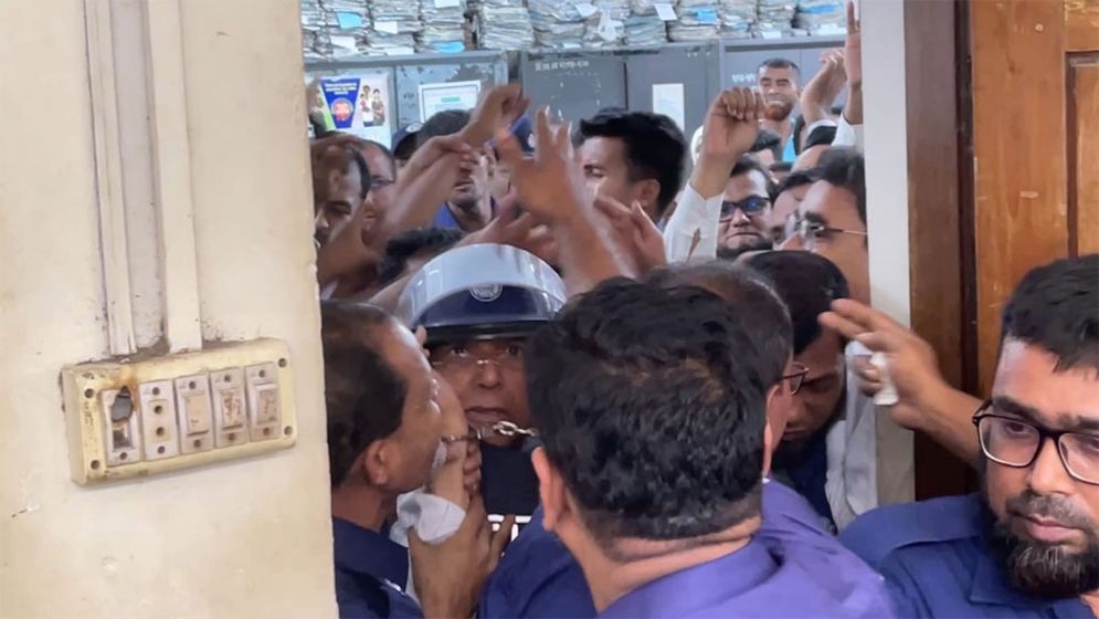 সাবেক আইনমন্ত্রী আনিসুল হককে কিলঘুসি