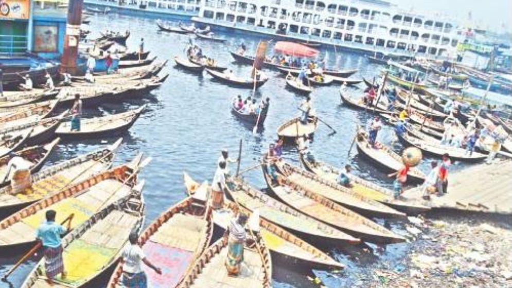 নৌভ্রমণে বুড়িগঙ্গায়