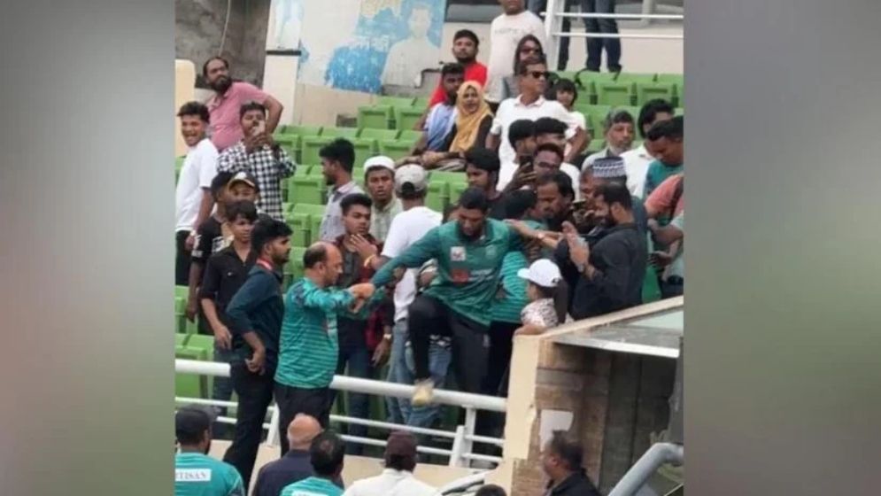 হারের পর দর্শক পেটাতে গ্যালারিতে মাহমুদউল্লাহ!