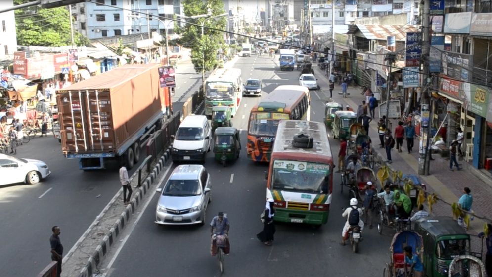 বিপজ্জনক বাহন চলাচল বন্ধ করা কি এতই কঠিন?