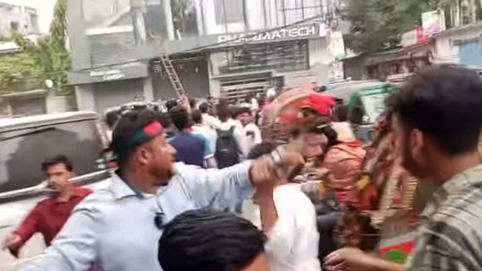 সারজিসের বক্তব্যের সময় দুইপক্ষের হাতাহাতি, আহত ৪