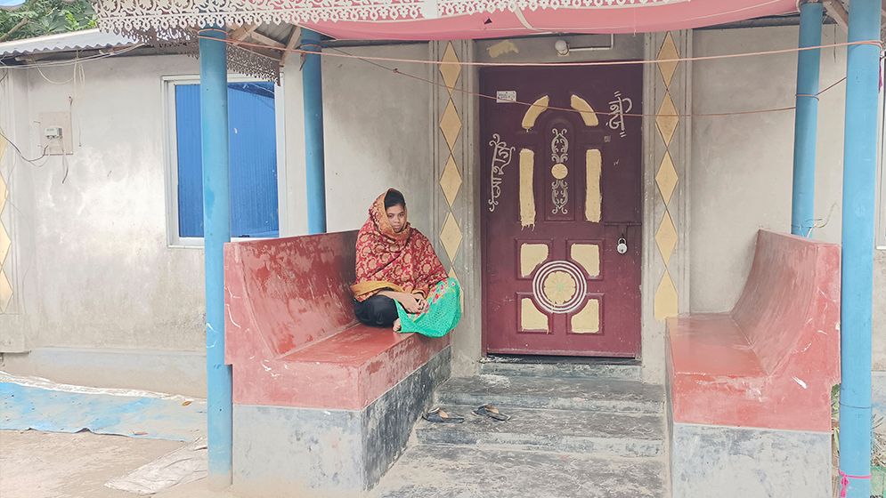 বিয়ের দাবিতে তিন সন্তানের জনকের বাড়িতে প্রেমিকার অনশন