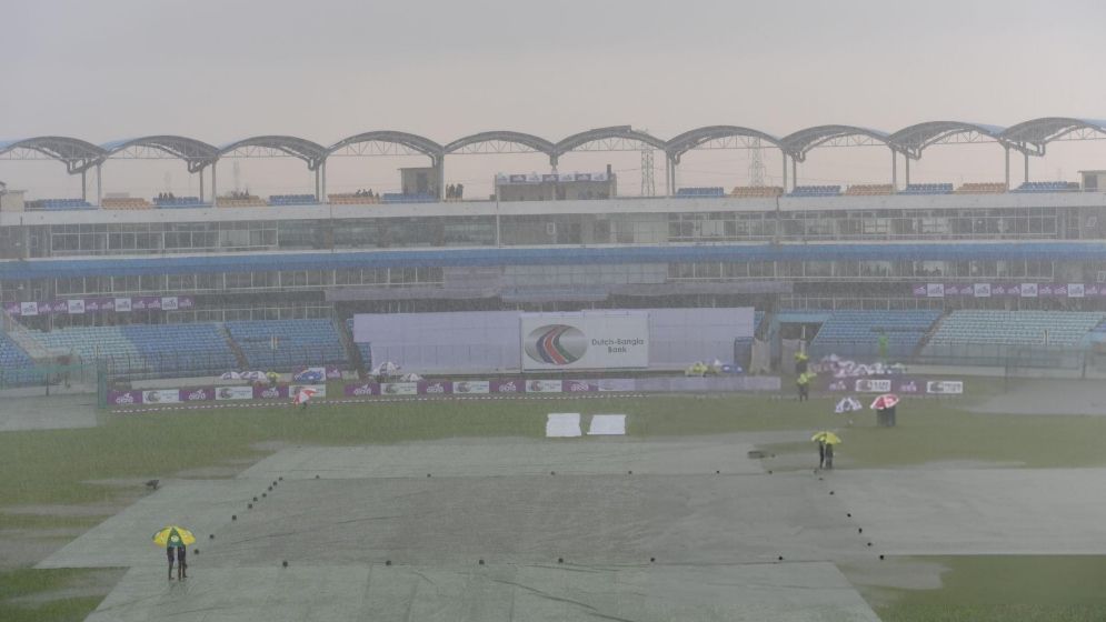 ৩০০ ছুঁল বাংলাদেশ, সঙ্গে সঙ্গে নামল বৃষ্টি