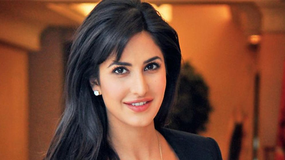 নিজেকে মোহনীয় করতে যেভাবে রূপচর্চা করেন ক্যাটরিনা