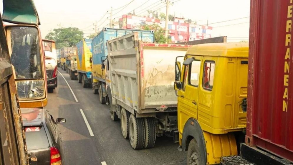 ঢাকা-চট্টগ্রাম মহাসড়কে ৩৫ কিলোমিটার যানজট