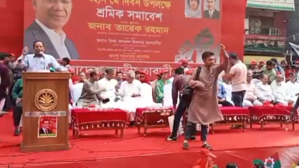 নয়াপল্টনে শ্রমিক দলের সমাবেশ চলছে