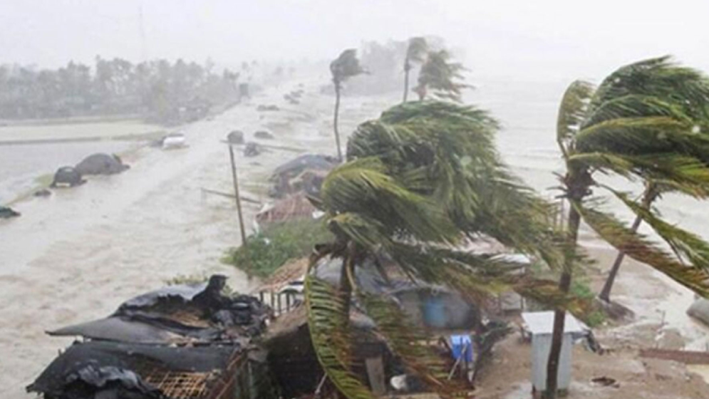 ধেয়ে আসছে ঘূর্ণিঝড়