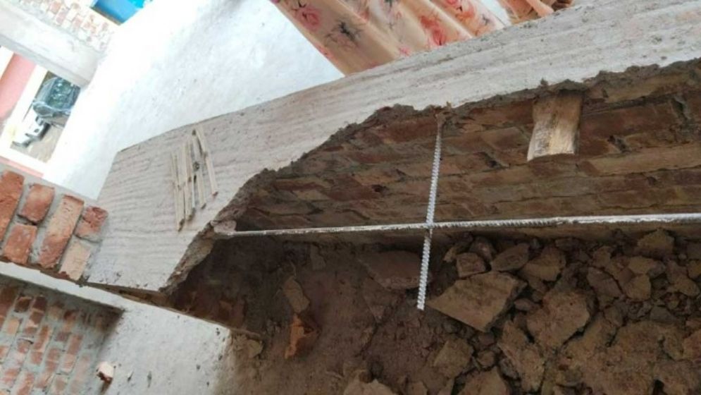 বাঘারপাড়ায় বিদ্যালয় ভবনে রডের বদলে বাঁশের চটা