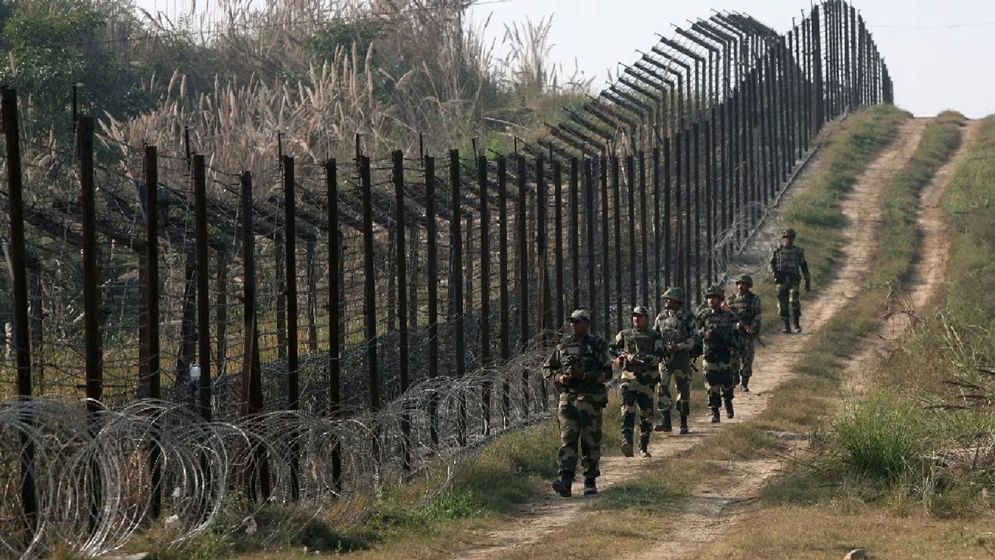পাকিস্তান সীমান্তে ভারতীয় ৫ সেনাঘাঁটিতে গোলাগুলি