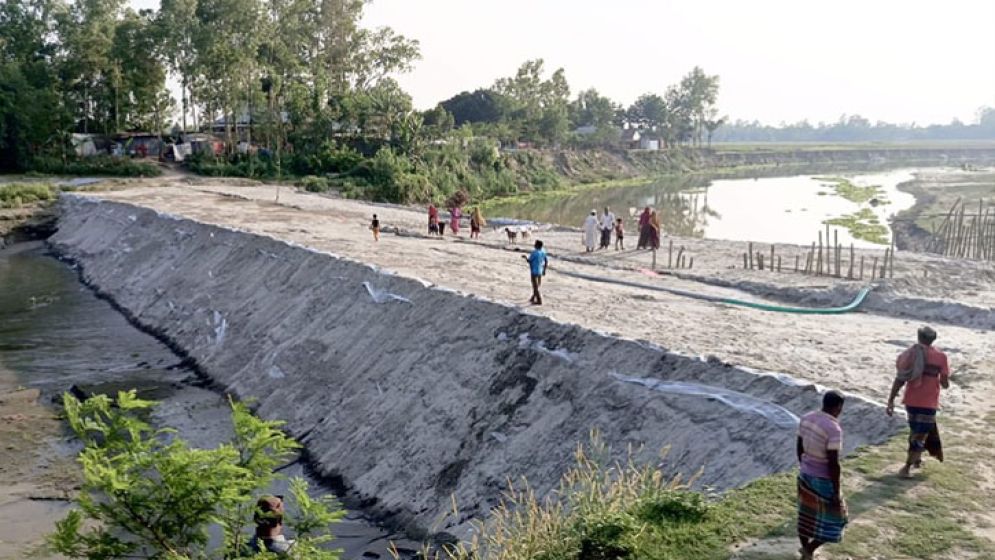 দশানী নদীর বাঁধ কাটতে বাধা