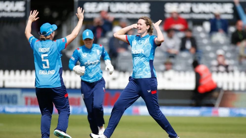 ফুটবলের পর ইংল্যান্ডের নারী ক্রিকেটেও নিষিদ্ধ ট্রান্সজেন্ডাররা