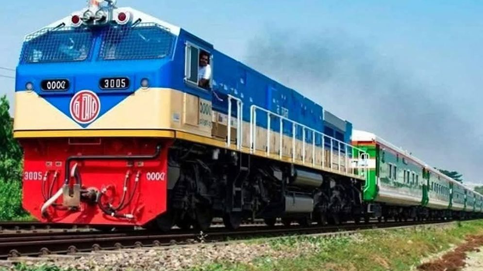 চলন্ত ট্রেন থেকে ছিটকে পড়ল কিশোর