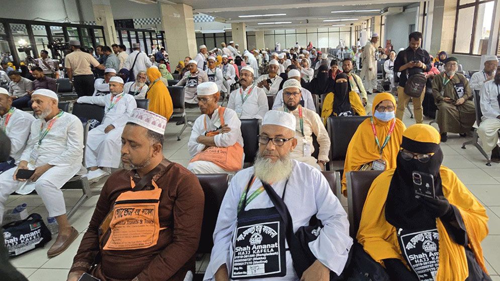 চট্টগ্রাম থেকে ৪১৯ জন হজযাত্রী মদিনার পথে