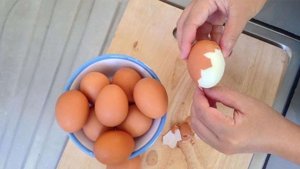 সেদ্ধ ডিমের খোসা ছাড়ানোর সহজ পদ্ধতি জানালেন বিজ্ঞানীরা