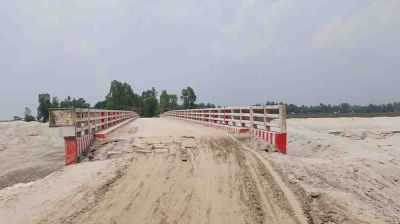 সেতুর দুপাশে বালু ফেলে ভরাট