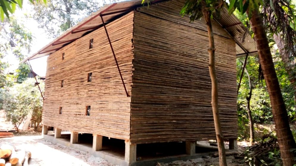 সালথায় পেঁয়াজ সংরক্ষণের মডেল ঘর নির্মাণে অনিয়মের অভিযোগ