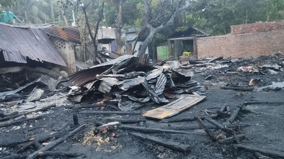 পুড়ে ছাই ৮ বসতঘর