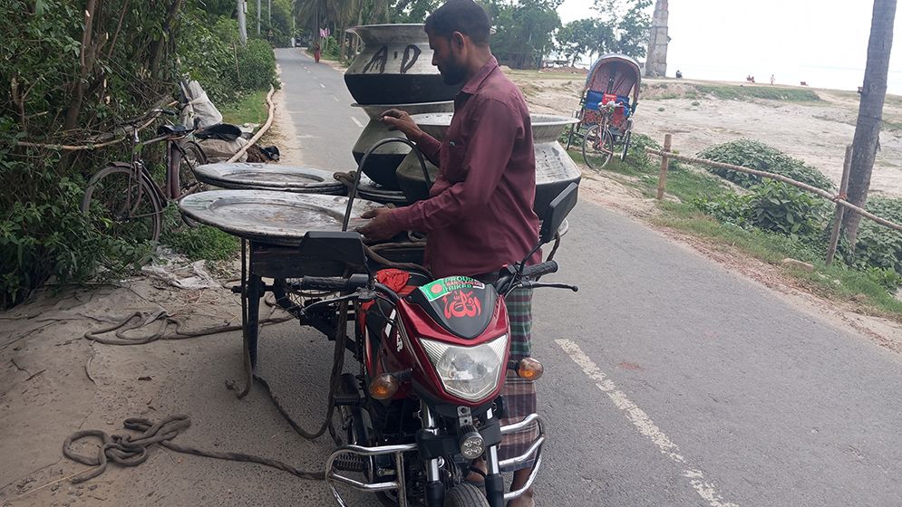 মোটরসাইকেলের সঙ্গে ভ্যান লাগিয়ে সাড়া ফেলেছেন রাজবাড়ীর মন্টু