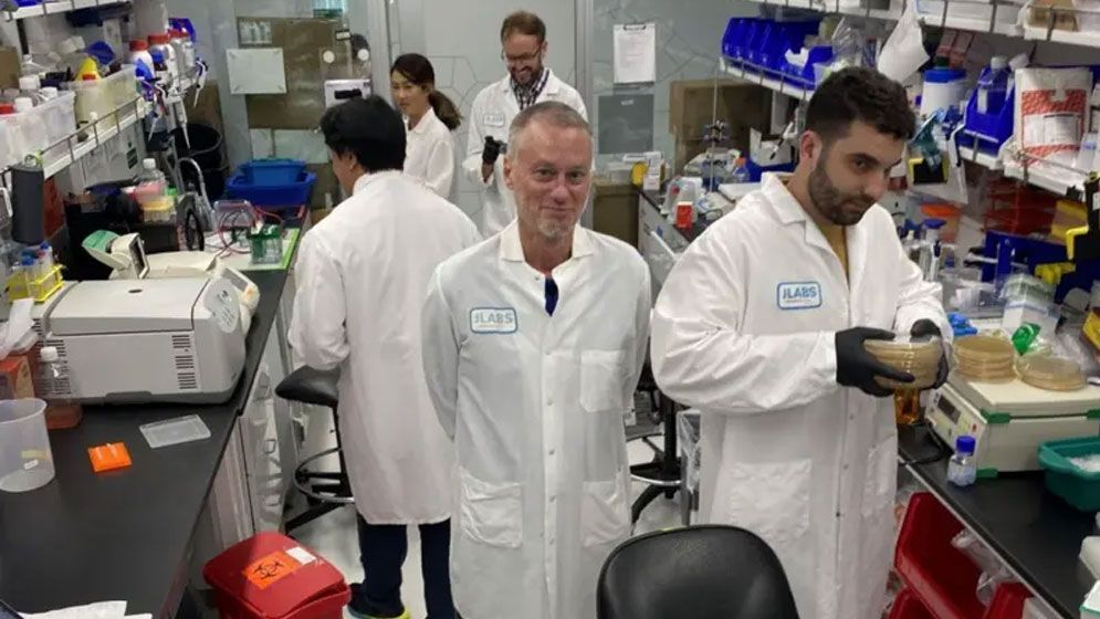 ২০০ বারের বেশি সাপের ছোবল খাওয়া ব্যক্তির রক্ত থেকে তৈরি হচ্ছে অ্যান্টিভেনম