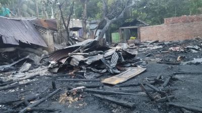 পুড়ে ছাই ৮ বসতঘর
