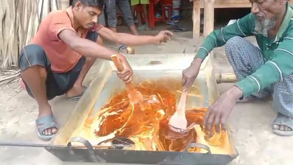 তালের রস থেকে তৈরি হচ্ছে গুড় ও পাটালি