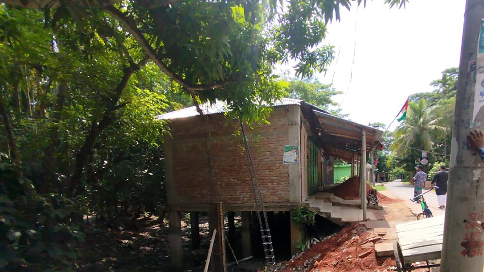 খাল দখল করে দোকান নির্মাণ