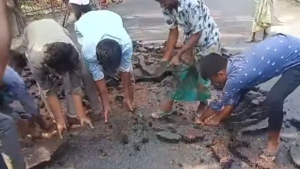হাতের টানে উঠে যাচ্ছে রাস্তার ঢালাইয়ের পিচ