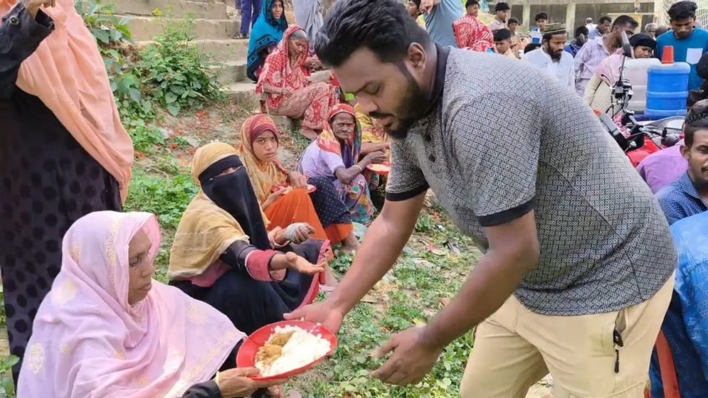 মুরাদনগরে ১০ টাকায় খাবার পেলেন সাড়ে ৪শ মানুষ