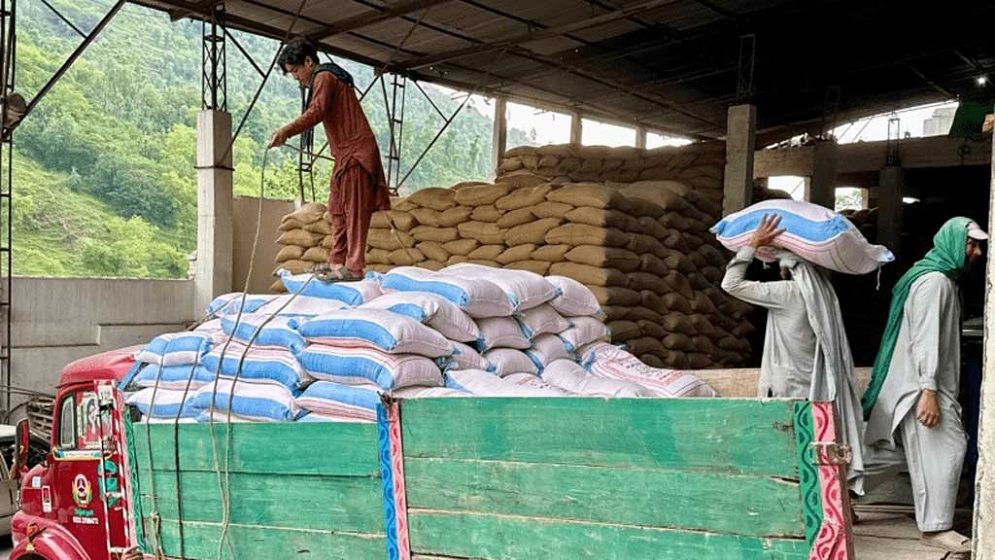 সীমান্তে আটার মজুদ বাড়াচ্ছে পাকিস্তান