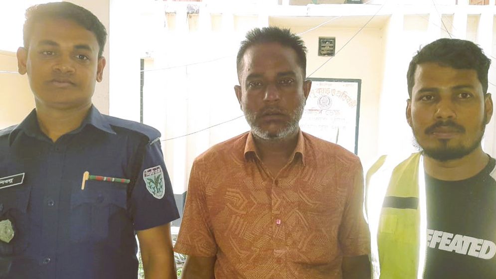 বিজিবির অস্ত্র ছিনিয়ে নেওয়ার চেষ্টার মামলায় ইউপি সদস্য গ্রেফতার