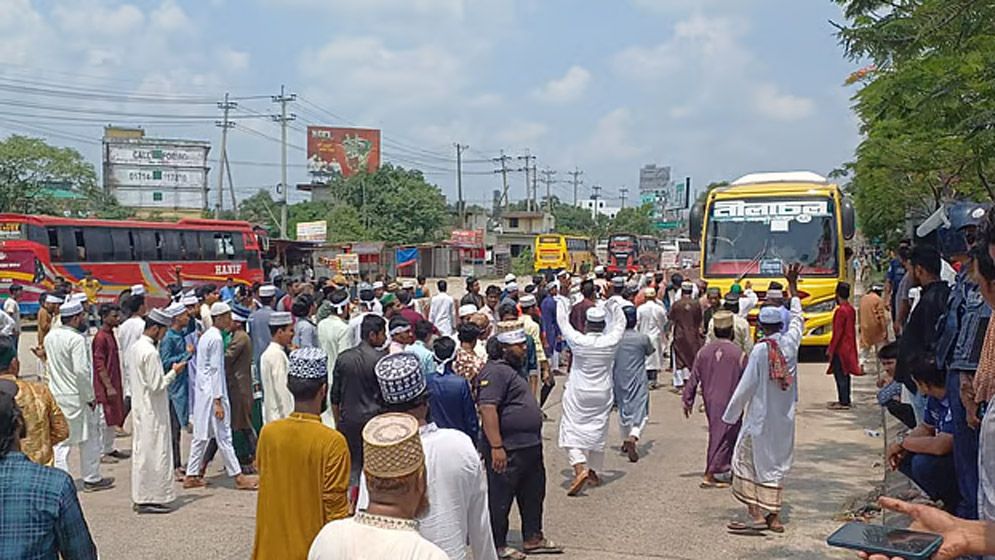 মাওলানা রইস হত্যার প্রতিবাদে কুমিল্লায় মহাসড়ক অবরোধ